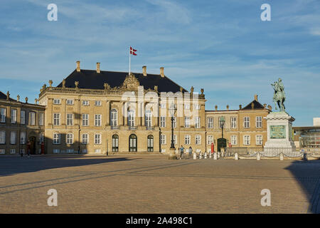 Copenhague, Danemark - 25 MAI 2017 : est d'Amalienborg la résidence de la famille royale danoise. Le palais est octogonal avec une statue du roi Frederik V Banque D'Images