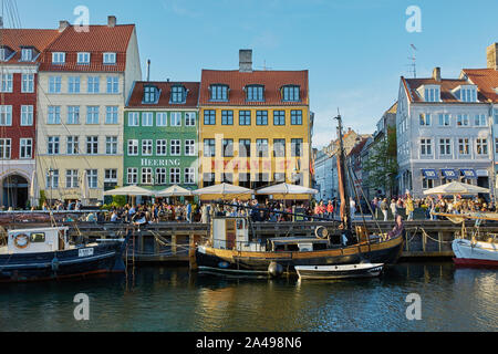 Copenhague, Danemark - 25 MAI 2017 : façades colorées et des restaurants sur Nyhavn remblai et de vieux navires le long du canal de Nyhavn à Copenhague, Danemark