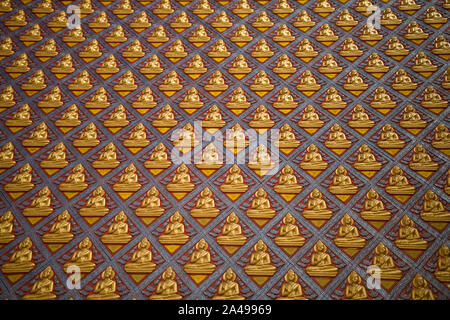 Georgetown, Penang, Malaisie - 03 décembre 2010 - Mur avec des thèmes bouddhistes au bouddha couché Wat Chaiyamangalaram (Temple) Banque D'Images