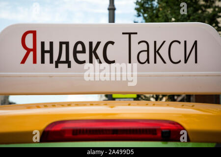 Taxi jaune avec des bannières 'TAXI' sur un Yandex toit d'une voiture en attente pour le passager dans le centre de Moscou, Russie Banque D'Images