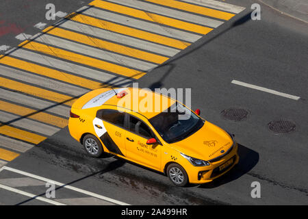 Vue aérienne d'une voiture taxi Yandex, qui va traverser dans le centre de Moscou, Russie Banque D'Images