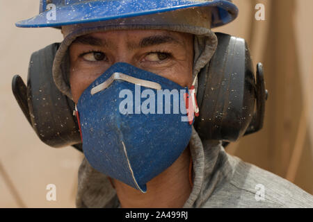Padre Paraíso, Minas Gerais, Brésil, le 18 janvier 2016 : Granit miner le port de masque, casque et casque antibruit Banque D'Images