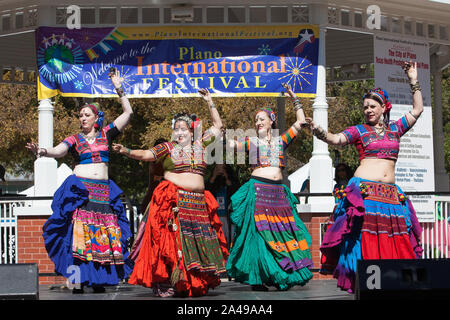 Houston, USA. 12 octobre, 2019. Un groupe d'Américaines effectuer la danse du ventre pendant le 15ème Festival International de Plano à Plano au Texas, États-Unis, le 12 octobre, 2019. Credit : Tian Dan/Xinhua/Alamy Live News Banque D'Images