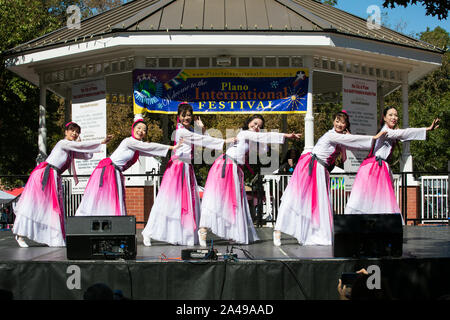 Houston, USA. 12 octobre, 2019. Un groupe de danse folklorique chinois chers effectuer pendant le 15ème Festival International de Plano à Plano au Texas, États-Unis, le 12 octobre, 2019. Credit : Tian Dan/Xinhua/Alamy Live News Banque D'Images