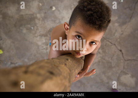 Barra de Aroeira, Santa Tereza do Tocantins, Tocantins, Brésil - 6 mai 2016 : portrait of boy de quilombo Barra de Aroeira Banque D'Images