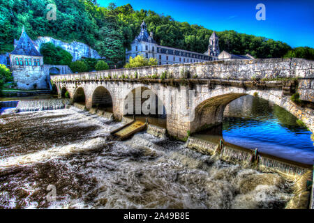 Brantome en Périgord, France. Le Pont Coude (à angle droit) Pont sur la Dronne, avec l'abbaye de Brantome en arrière-plan. Banque D'Images