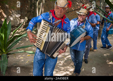 Caruaru, Pernambuco, Brésil - Juillet 11, 2016 : Les hommes portant des vêtements traditionnels et chapeau de paille joue au cours d'accordéon (parties juin brésilien São João) Banque D'Images