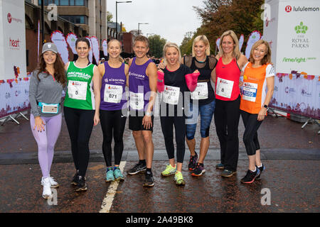 (De gauche à droite) Jessica Impiazzi, Susie Amy, Maddy Hill, George Rainsford, Aimee Fuller, Jenni Falconer, Sophie Raworth et Sian Williams au début de la Fondation des parcs royaux du demi-marathon, à Hyde Park, Londres, qui voit plus de 16 000 coureurs prennent un cours de 13,1 milles par quatre de LondonÕs huit parcs royaux. Banque D'Images