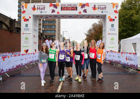 (De gauche à droite) Jessica Impiazzi, Susie Amy, Maddy Hill, George Rainsford, Aimee Fuller,Jenni Falconer, Sophie Raworth et Sian Williams au début du semi-marathon de la Royal Parks Foundation, à Hyde Park, Londres, où plus de 16,000 coureurs empruntent un parcours de 13.1 miles à travers quatre des huit Royal Parks de Londres. Banque D'Images