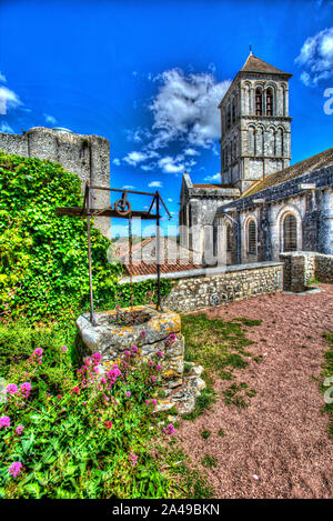 Chauvigny, France. Vue artistique du 12ème siècle Collegiate St-Pierre à Plan Saint-Pierre avec donjon Donjon de Gouzon sur la gauche de l'image. Banque D'Images