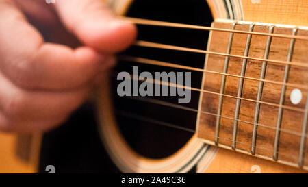 Détail d'un homme jouant de la guitare acoustique. Image 16:9 Banque D'Images