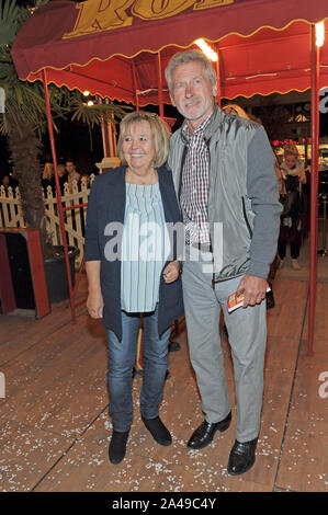 Munich, Allemagne. 12 octobre, 2019. L'ancien joueur de soccer professionnel Paul Breitner et son épouse Hildegard viennent à la premiere de 'Storyteller Munich : Yesterday-Today-Morgen' par le Théâtre du Cirque Roncalli dans le quartier créatif. Credit : Ursula Düren/dpa/Alamy Live News Banque D'Images