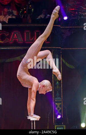 Munich, Allemagne. 12 octobre, 2019. L'artiste Quincy Azzario montre ses compétences à la premiere de 'Storyteller Munich : Yesterday-Today-Morgen' par le Théâtre du Cirque Roncalli au Kreativquartier. Credit : Ursula Düren/dpa/Alamy Live News Banque D'Images