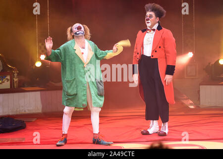 Munich, Allemagne. 12 octobre, 2019. Clowns se présentent à la premiere de 'Storyteller Munich : Yesterday-Today-Morgen' par le Théâtre du Cirque Roncalli dans le quartier créatif. Credit : Ursula Düren/dpa/Alamy Live News Banque D'Images