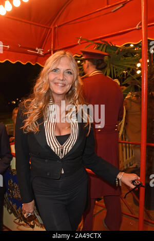 Munich, Allemagne. 12 octobre, 2019. L'actrice Nicole Belstler-Boettcher vient à la premiere de 'Storyteller Munich : Yesterday-Today-Morgen' par le Théâtre du Cirque Roncalli au Kreativquartier. Credit : Ursula Düren/dpa/Alamy Live News Banque D'Images