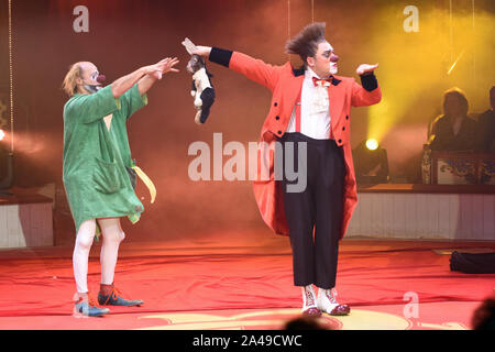 Munich, Allemagne. 12 octobre, 2019. Clowns se présentent à la premiere de 'Storyteller Munich : Yesterday-Today-Morgen' par le Théâtre du Cirque Roncalli dans le quartier créatif. Credit : Ursula Düren/dpa/Alamy Live News Banque D'Images