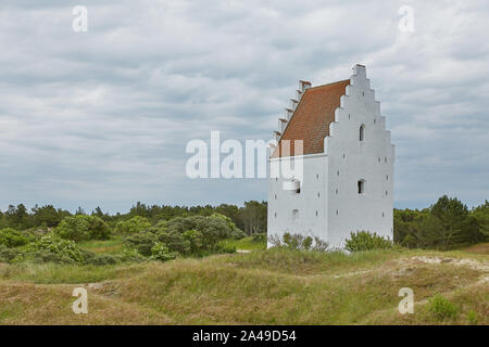 Den Tilsandede Kirke, également connu sous le nom de l'église enfouie ou Sand-Covered l'Église près de Skagen au Danemark. Banque D'Images