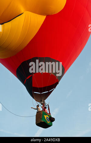 Pic' 'oiseau rouge ballon à air chaud. Bristol International Balloon Fiesta, Angleterre Banque D'Images