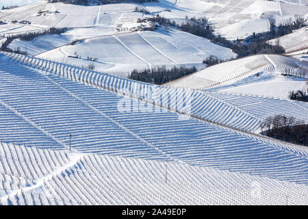 Vue sur vignes sur les collines couvertes de neige en Piémont, Italie du Nord. Banque D'Images