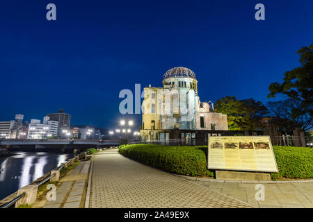 Hiroshima, Japon - 29 novembre 2018 : Vestiges du Dôme de la bombe atomique à Hiroshima en ruines du bâtiment au centre de vaccination à l'aube. Banque D'Images