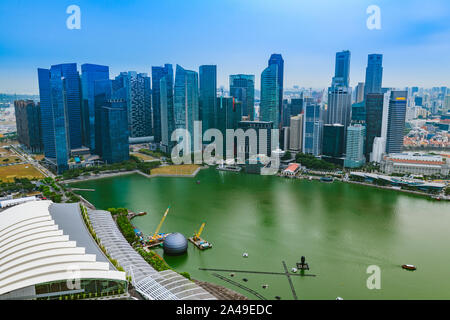 Antenne de Singapour vue sur la ville de bâtiments du quartier financier et du centre-ville de gratte-ciel à Marina Bay. Banque D'Images