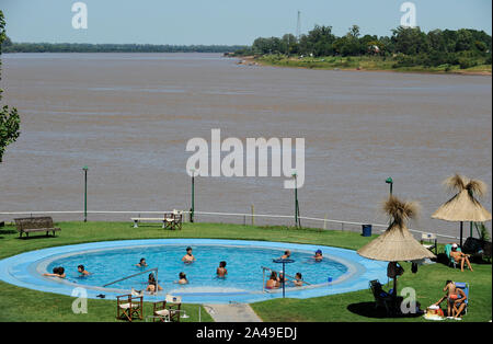 L'URUGUAY Salto, club de natation au fleuve Uruguay Banque D'Images