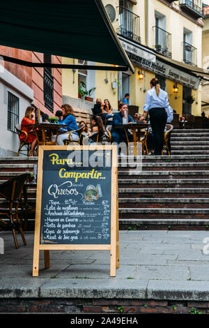 Madrid, Espagne - 13 Oct 2019 : Menu écrit en espagnol à l'extérieur d'un bar à tapas à Madrid, Espagne Banque D'Images