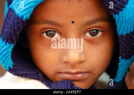 RAGHURAJPUR, INDE, LE 14 JANVIER 2019 : Fermer portrait d'une petite fille indienne grave . Banque D'Images