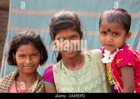 CHANDANPUR, INDE, LE 14 JANVIER 2019 : Portrait de jeunes sœurs Indiennes dans une rue rurale Banque D'Images