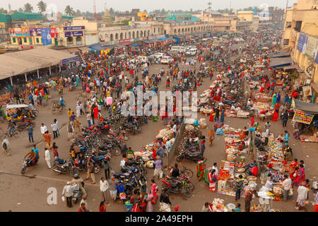 PURI, INDE, le 13 janvier 2019 Point de vue : point de vue de la foule du marché de la rue au crépuscule près de la célèbre Shree Jagannath Temple Banque D'Images