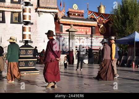 La marche du peuple tibétain autour du Barkhor street à proximité du temple du Jokhang à Lhassa - Tibet Banque D'Images