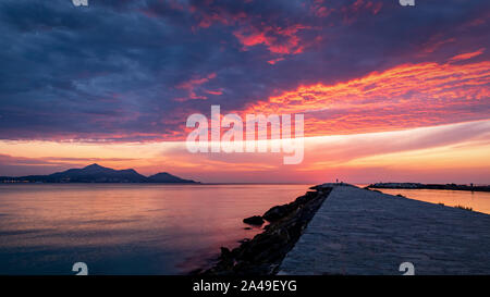 Majorque Puerto de Alcudia beach au lever du soleil dans la baie d'Alcudia à Majorque Îles Baléares de l'Espagne. Soleil se lève près de la montagne dans la mer. Banque D'Images