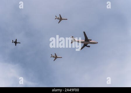 Madrid, Espagne - 12 octobre 2019 : Airbus A-310, deux Dassault Falcon 900 et TR-20 volant en formation au cours de espagnol Fête nationale Défilé de l'armée. Banque D'Images