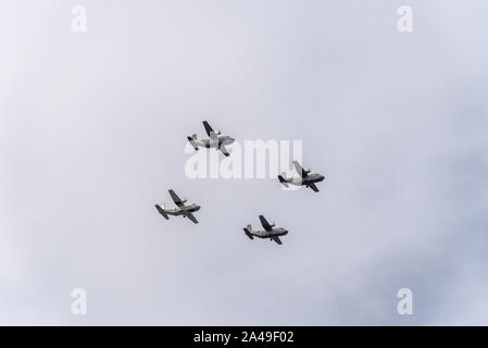 Madrid, Espagne - 12 octobre 2019 : Quatre CASA C-212 Aviocar espagnol durant un vol en formation Journée nationale de Parade militaire Banque D'Images