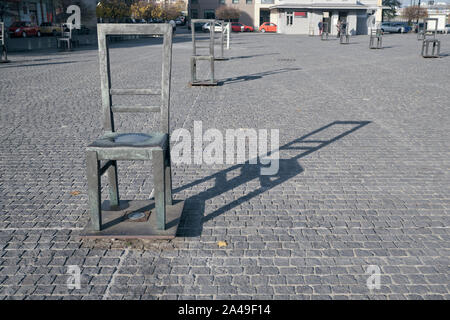 Chaise vide et son ombre en place des héros du Ghetto à Cracovie Pologne memorial Banque D'Images