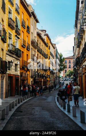 Madrid, Espagne - 13 Oct 2019 : rue étroite dans le quartier Latina de Madrid, Espagne Banque D'Images