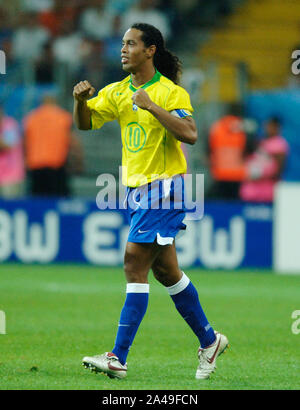 Waldstadion Frankfurt Allemagne, 29.06.2005, Football : Finale de la Coupe des Confédérations de la FIFA, l'Argentine (ARG, bleu) vs Brésil (BRA, jaune), RONALDINHO (BRA) Banque D'Images