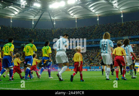 Waldstadion Frankfurt Allemagne, 29.06.2005, Football : Finale de la Coupe des Confédérations de la FIFA, l'Argentine (ARG, bleu) vs Brésil (BRA, jaune) ; les équipes à pied dans Banque D'Images