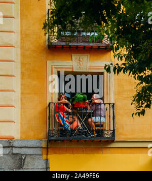 Madrid, Espagne - 13 Oct 2019 : prendre un verre et un chat sur un balcon avec vue sur la façade de l'oeuvre historique Banque D'Images