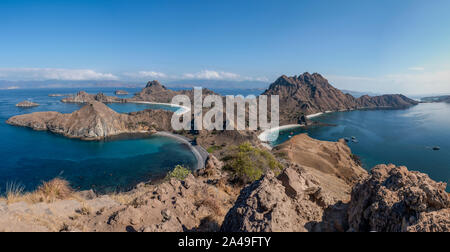 Plages de sable blanc, rose et noir sur l'île de Padar en Indonésie Banque D'Images