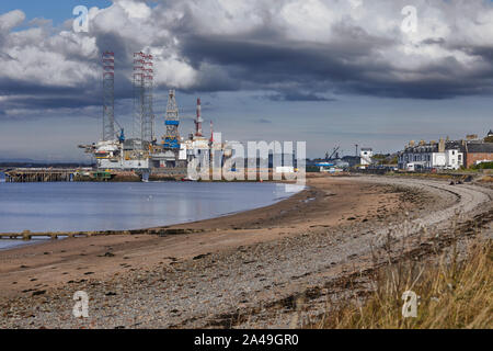 Rassembler des nuages sur la Mer Port de Cromarty avec de lourdes opérations de l'industrie de l'huile. 23/09/19 Banque D'Images