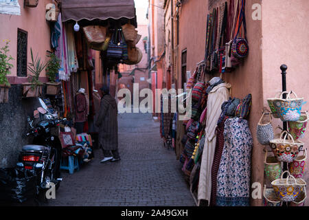 Maroc, Marrakech - Janvier 2019 : Petite rue de la médina de Marrakech de la vieille ville. À Marrakech les maisons sont traditionnellement rose. Le Maroc. Banque D'Images