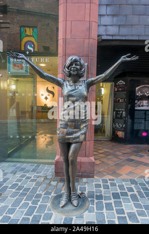 Cilla Black,Statue,PAR,artistes Andy Edwards et Emma Rodgers,à l'extérieur de la Cavern Club,Matthew Street, Liverpool Banque D'Images