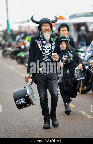 Brighton, UK. 13 octobre 2019 - Les membres du crâne Drummery groupe de tambours à l'assemblée annuelle de l'événement moto Brightona qui aide à recueillir des fonds pour la charité. Coeurs Sussex Brightona a débuté à Brighton Marina en 2004 et est l'un des plus gros événements moto de charité en Angleterre avec les motards de tous les coins du pays prenant part .Crédit photo : Simon Dack / Alamy Live News Banque D'Images