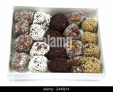 Un aliment sucré, un assortiment de bonbons de chocolat Ronds Boules ou bonbons de chocolat noir sur papier fort isolé sur fond blanc. Banque D'Images