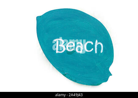 Pointeur signe plage, fait de bois, sous la forme d'une feuille, vert, indique la direction vers la gauche, la route de la plage, à l'isoler. Banque D'Images