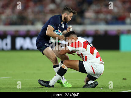 Scotland's Tommy Seymour est abordé par le Japon du William Tupou durant la Coupe du Monde de Rugby 2019 match au stade de Yokohama, Yokohama. Banque D'Images