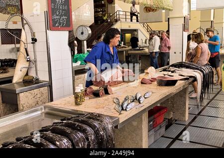 Funchal, Madeira, Portugal - 16 août 2019 : un poissonnier vend l'espadon et l'anguille Banque D'Images