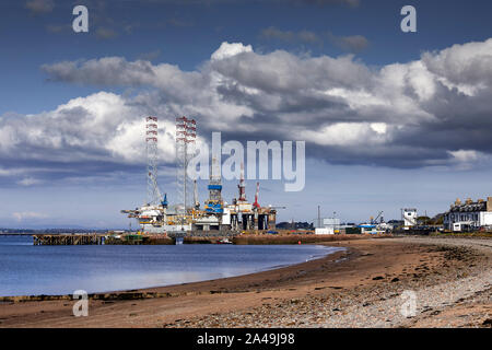 Rassembler des nuages sur la Mer Port de Cromarty avec de lourdes opérations de l'industrie de l'huile. 23/09/19 Banque D'Images