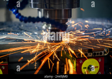 Fraiseuse de métaux travaillant dans une usine industrielle à la pointe de  la technologie de traitement moderne des métaux Photo Stock - Alamy